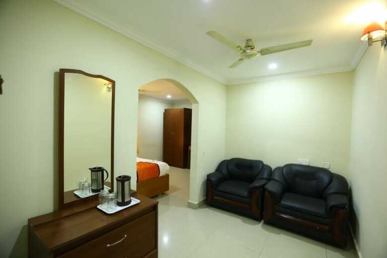 Hotel The Sholling Residency