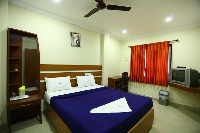 Hotel The Sholling Residency