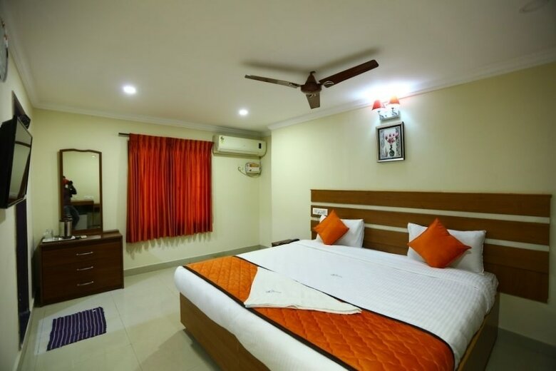 Hotel The Sholling Residency