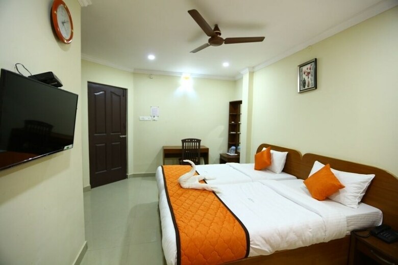 Hotel The Sholling Residency