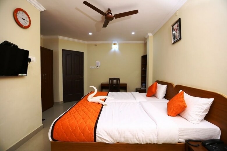 Hotel The Sholling Residency