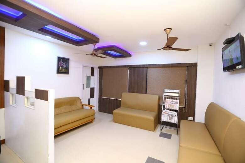 Hotel The Sholling Residency