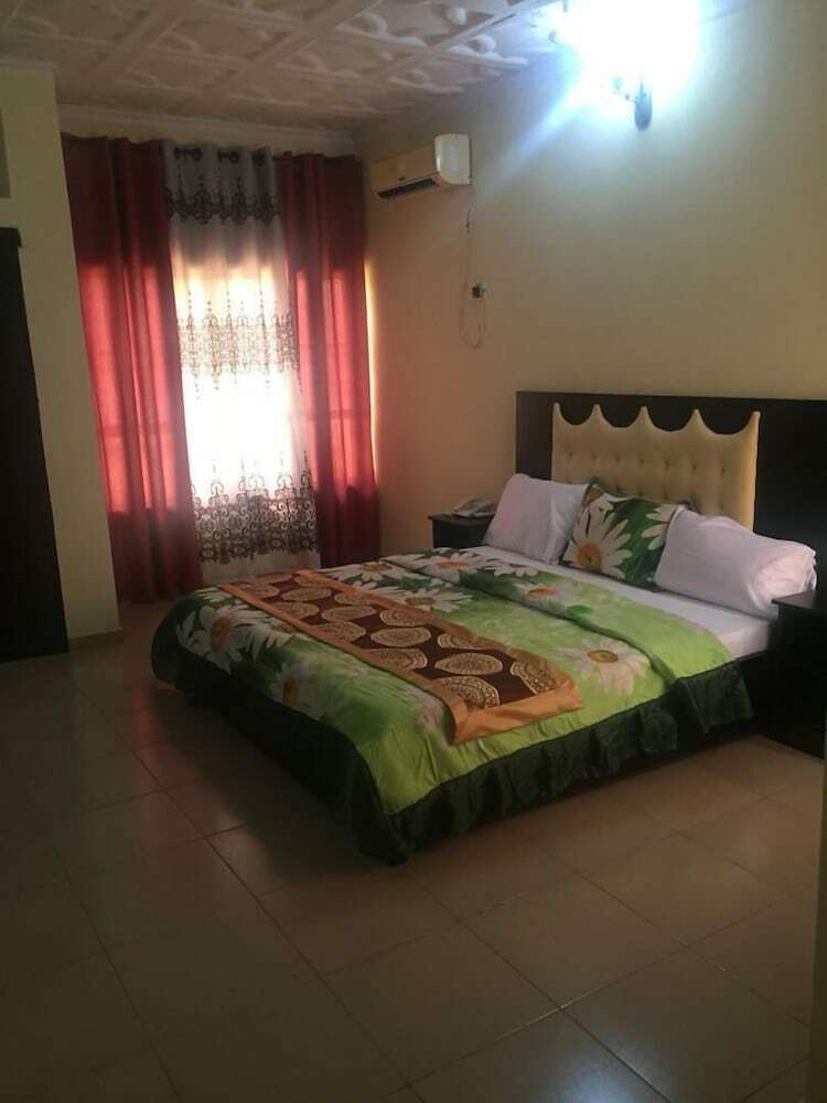Palais Royale Hotel & Suites