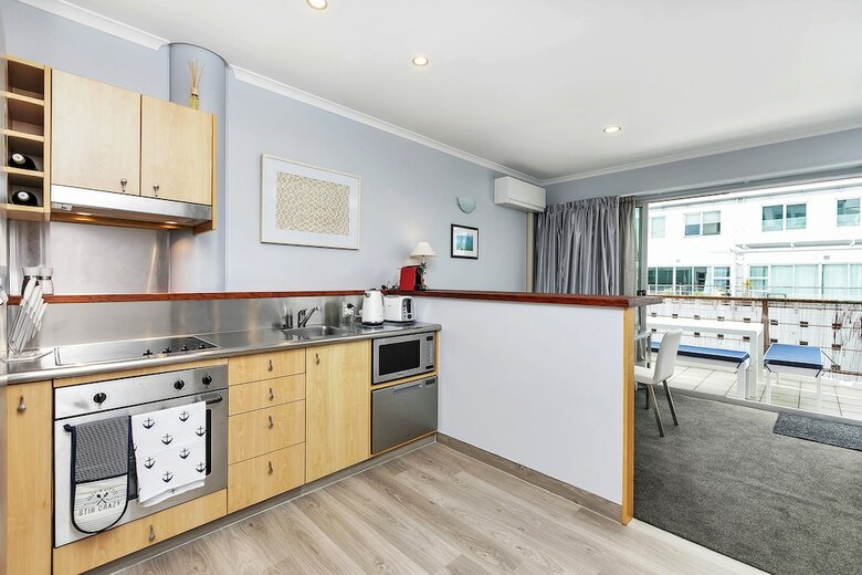 Deluxe Waterfront & City Apartment