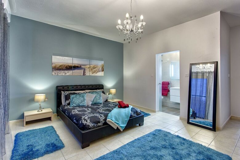 Harbour Views Apart In A Prime Location