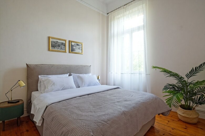 Apartamentos The Athens History