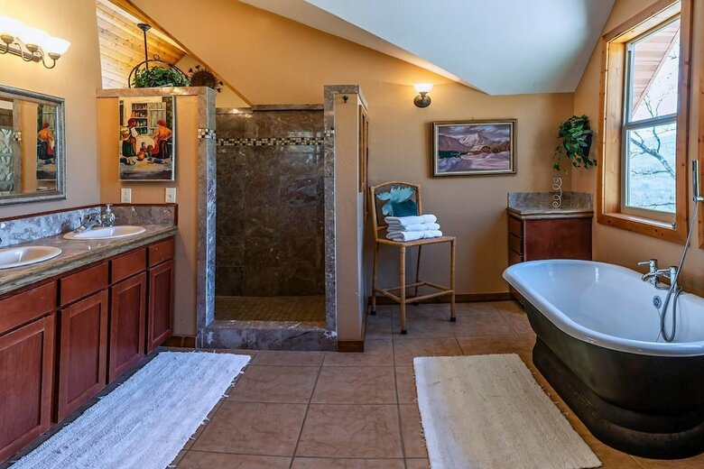 Sunset Chalet - 2600 Sq.ft. Multi-seasonal Retreat