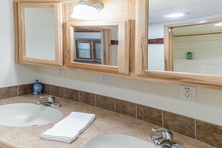 #49 The Cabins At Hyatt Lake - Sleeps 4 - Private