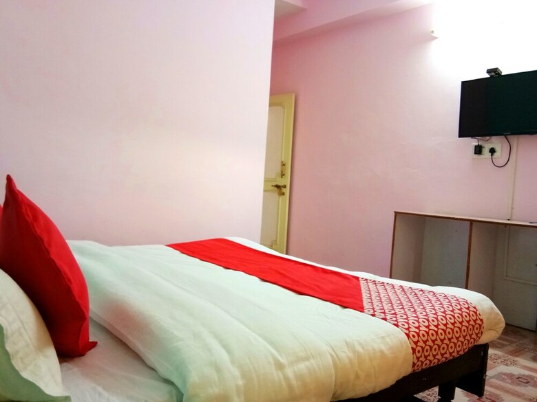 Oyo 14349 Hotel Hmg