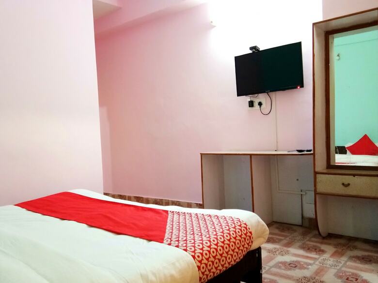 Oyo 14349 Hotel Hmg