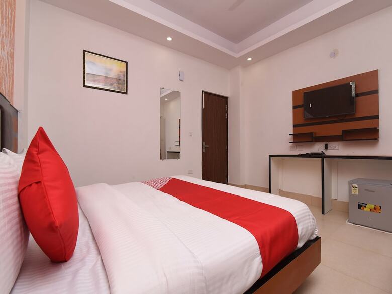 Hotel Oyo 13310 Noida Suites