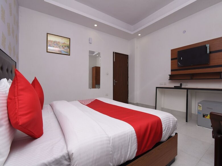 Hotel Oyo 13310 Noida Suites