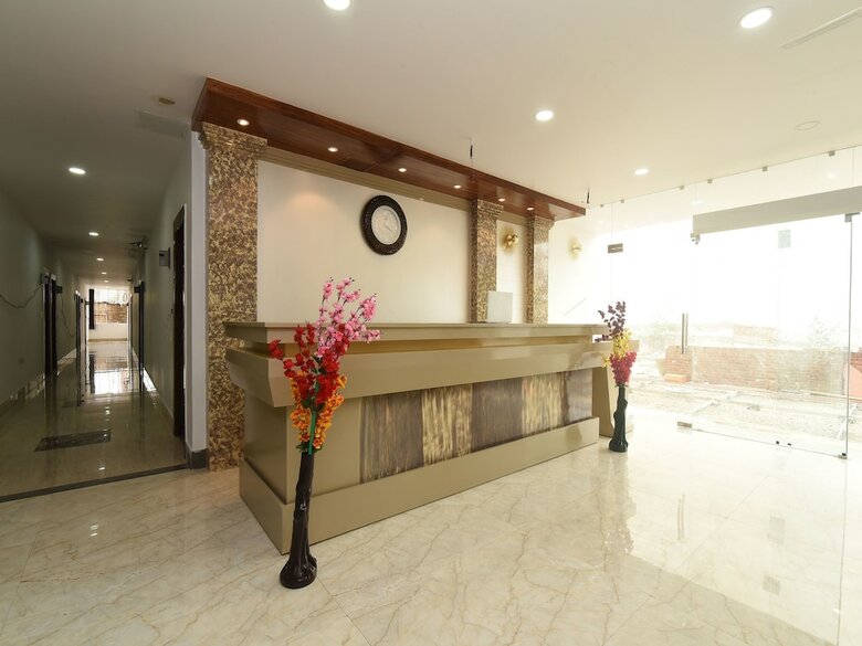Hotel Oyo 13310 Noida Suites
