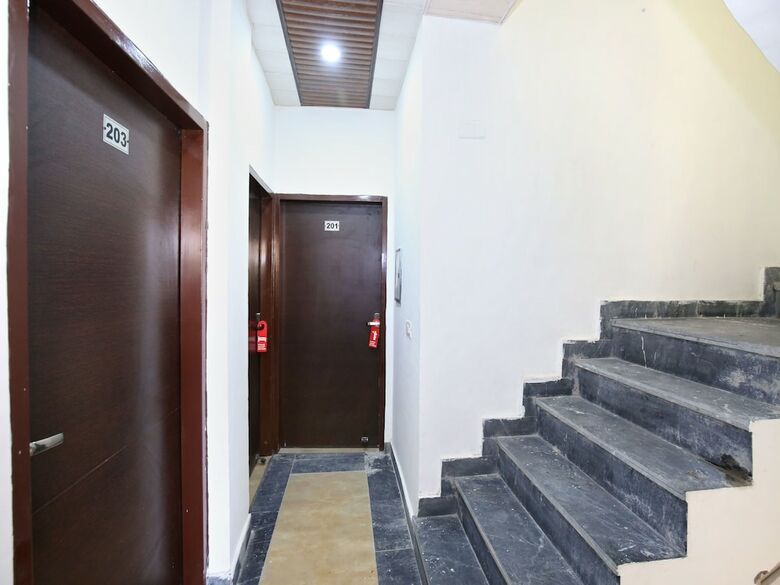 Oyo 14529 The Sitara Hotel