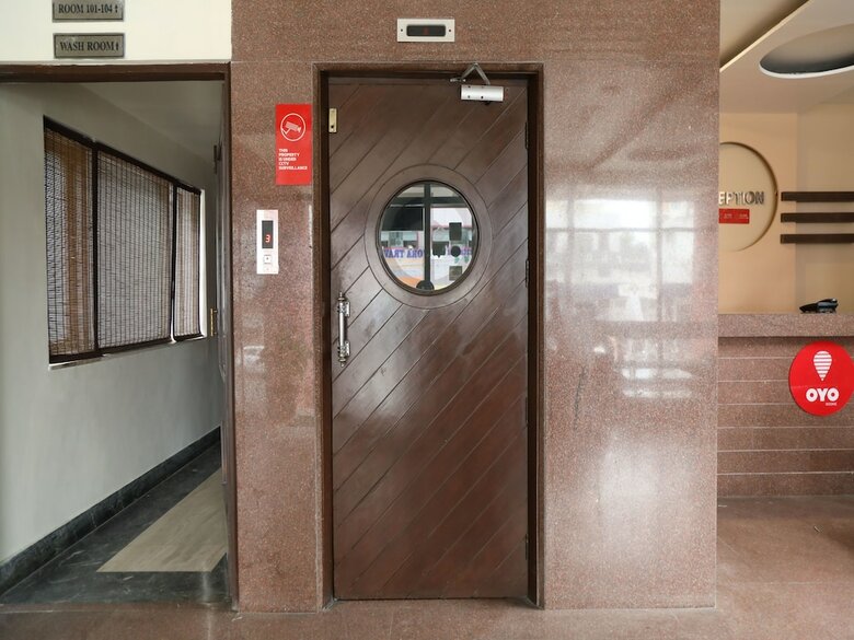Oyo 16862 Flagship Hotel Dua Continental