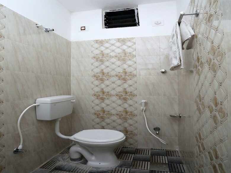 Oyo 16821 Hotel Senapati Palace