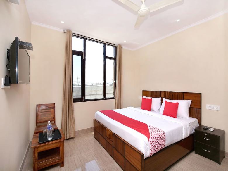 Oyo 16875 Hotel Skyz