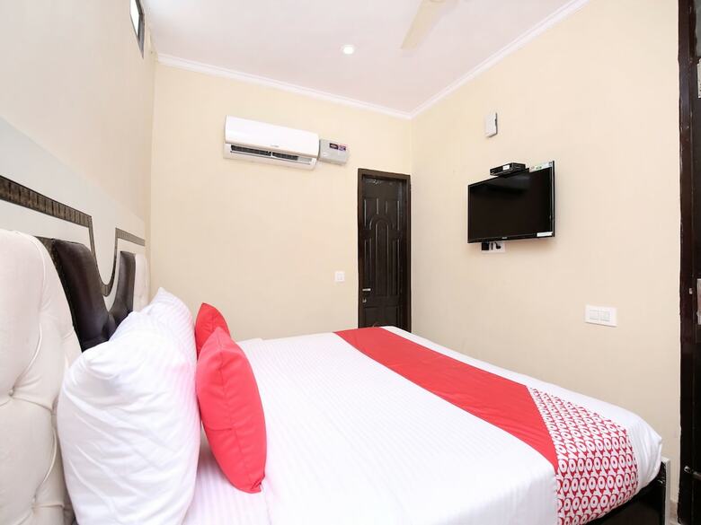 Oyo 16875 Hotel Skyz