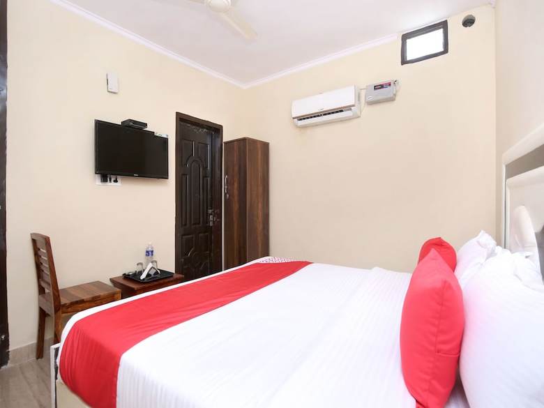 Oyo 16875 Hotel Skyz