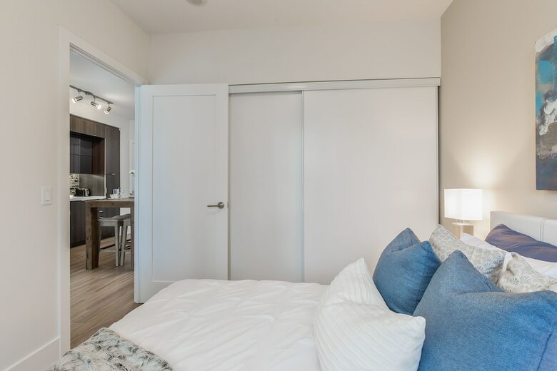 Quickstay - Stylish 2-bedroom Downtown Condo