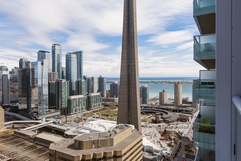 Quickstay - Stylish 2-bedroom Downtown Condo