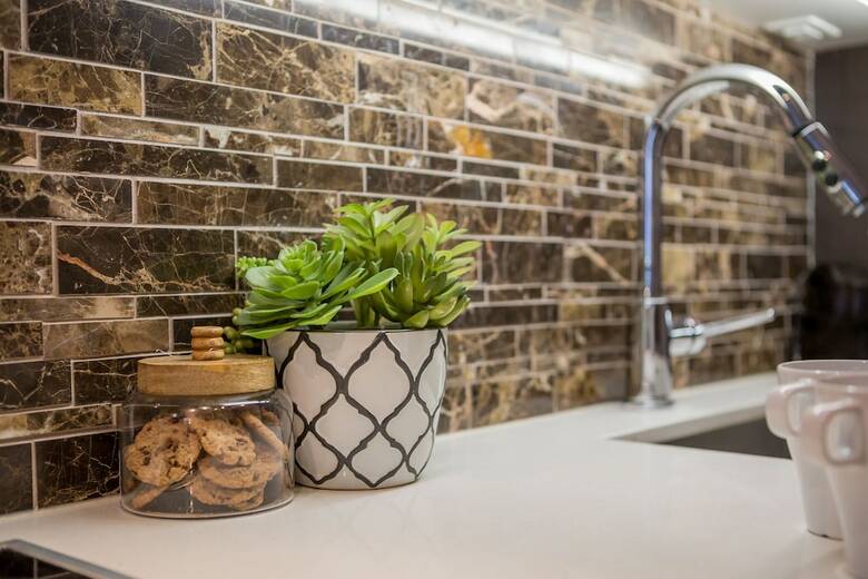 Quickstay - Stylish 2-bedroom Downtown Condo