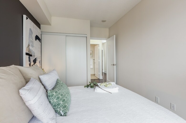 Quickstay - Stylish 2-bedroom Downtown Condo