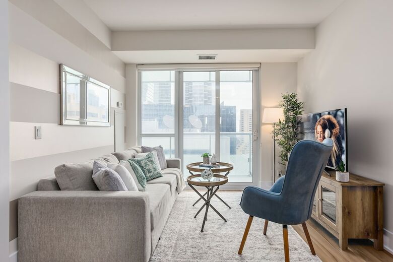 Quickstay - Stylish 2-bedroom Downtown Condo