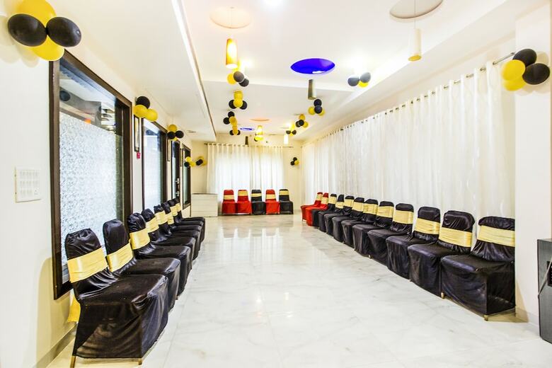 Fabhotel The A Park Lashkar