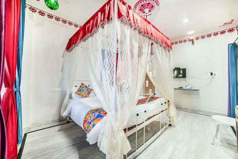 Fabhotel White House