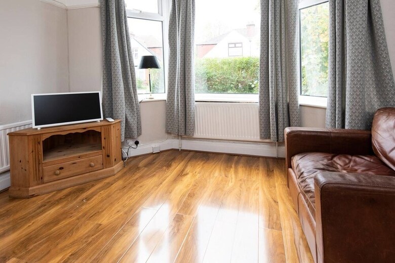 Beautiful 4bd Home In Heart Of Fallowfield!