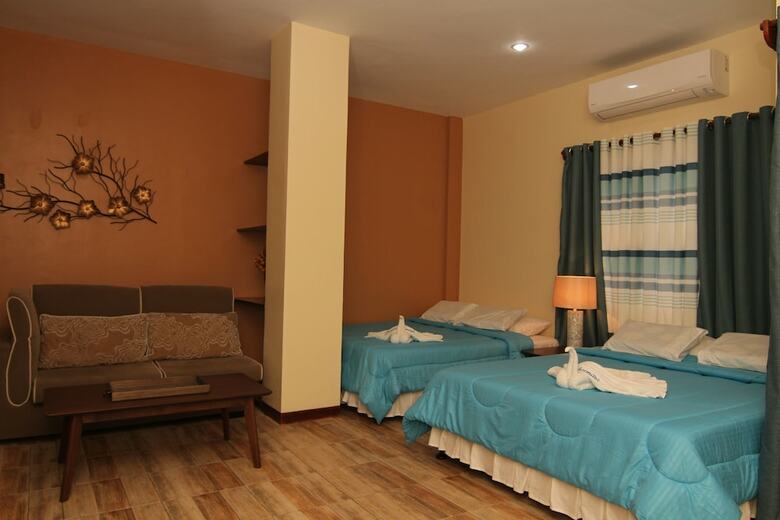 Hotel Charo's Dormitel