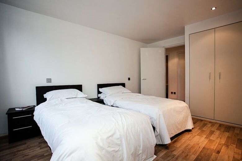 2 Bedroom Apartment Overlooking Oxford Street