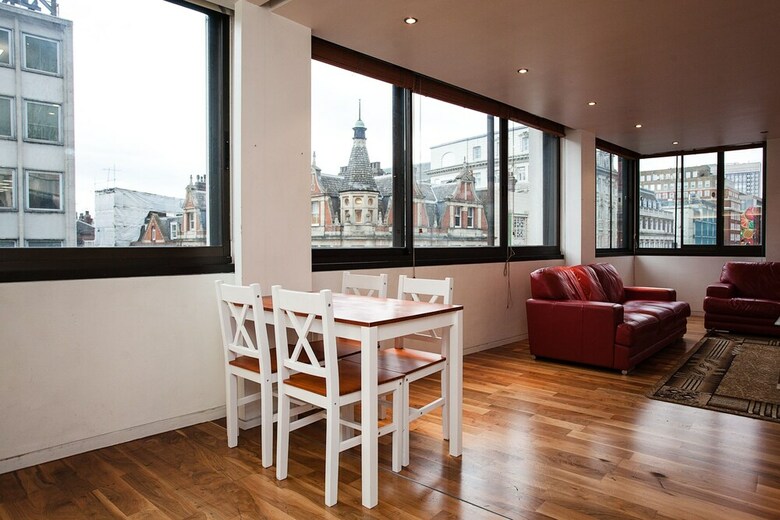 2 Bedroom Apartment Overlooking Oxford Street