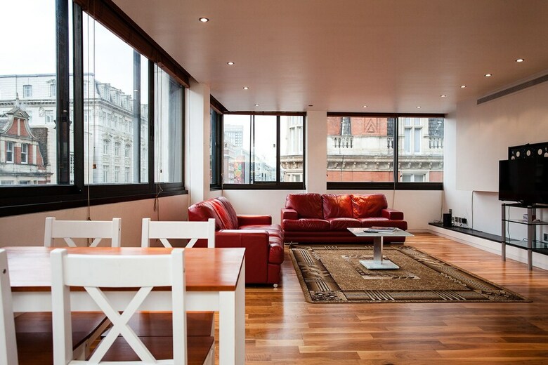 2 Bedroom Apartment Overlooking Oxford Street