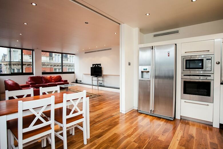 2 Bedroom Apartment Overlooking Oxford Street