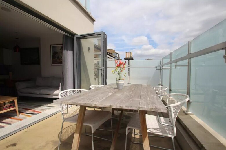 1 Bedroom Apartment In Hackney With Roof Terrace