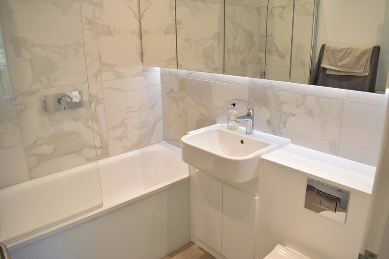 Stylish 2 Bedroom Apartment In Queen's Park