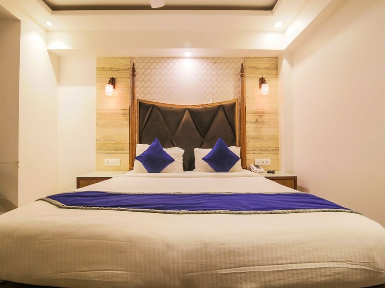 Hotel Edition O 30034 Flora Residency