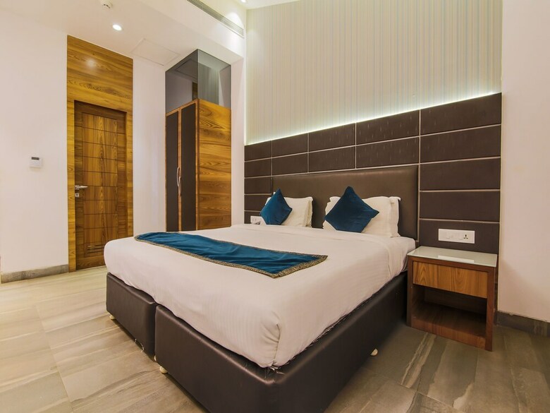 Hotel Edition O 30034 Flora Residency