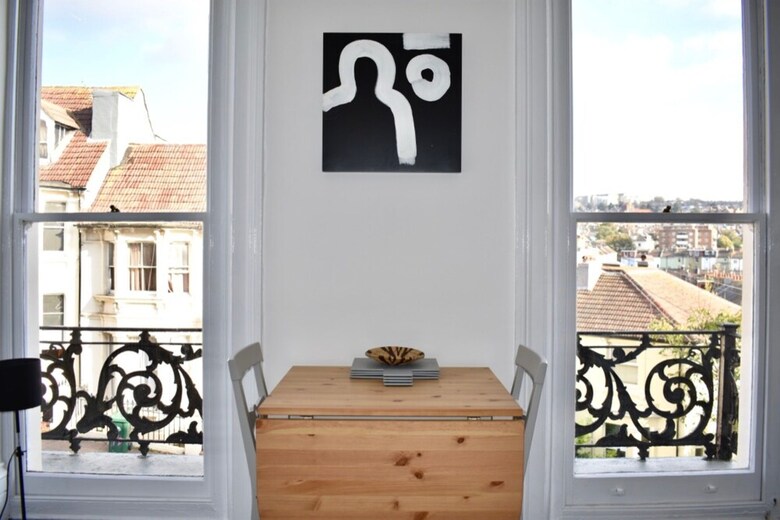 2 Bedroom Apartment With Balcony In Brighton