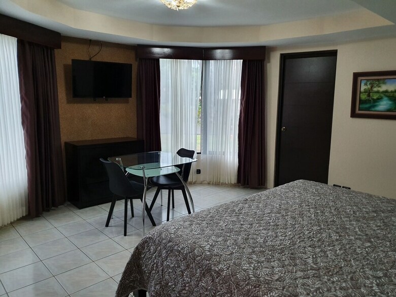 Hotel Suites Merlyn Aeropuerto