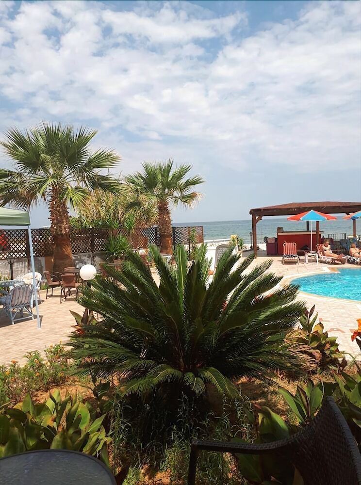 Hotel Chrisanna Apartments & Studios