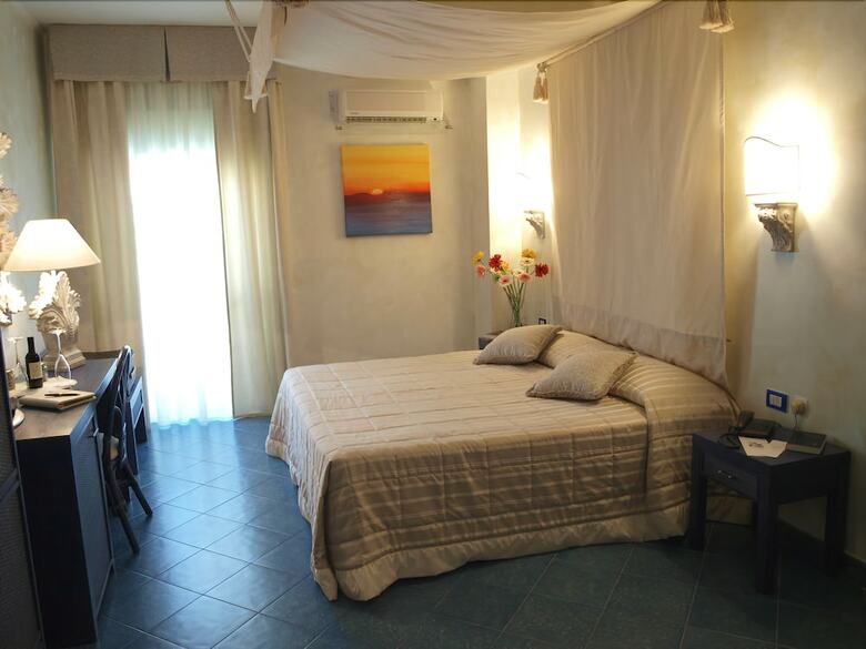 Hotel Baia Dei Faraglioni