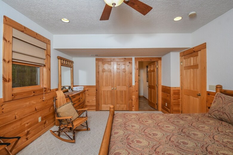Old Bruin's Den 4 Bedroom House