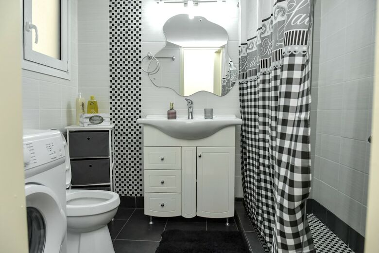 Cozy & Spacious Apartment In Central