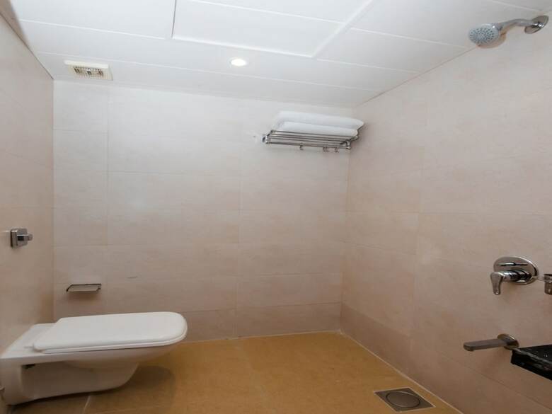 Hotel Oyo 23229 The White Heaven