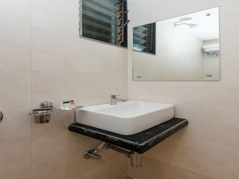 Hotel Oyo 23229 The White Heaven
