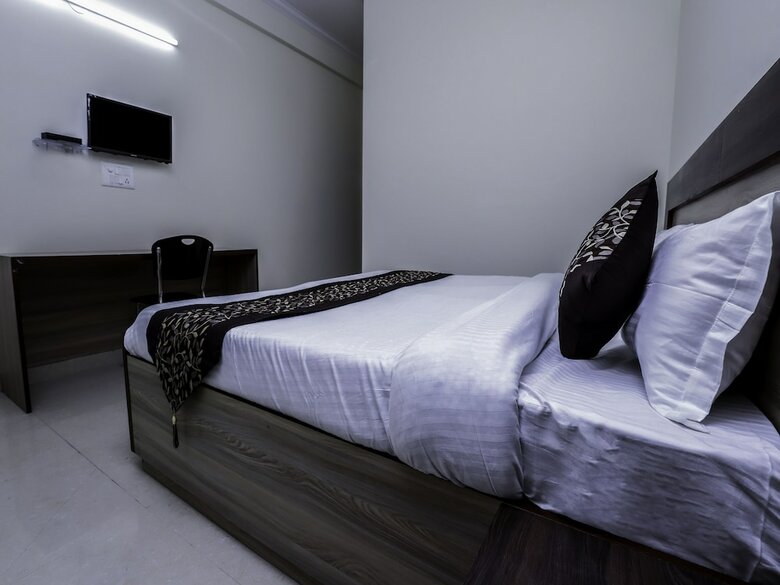 Oyo 23018 Hotel Expo Suites