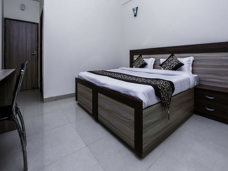 Oyo 23018 Hotel Expo Suites